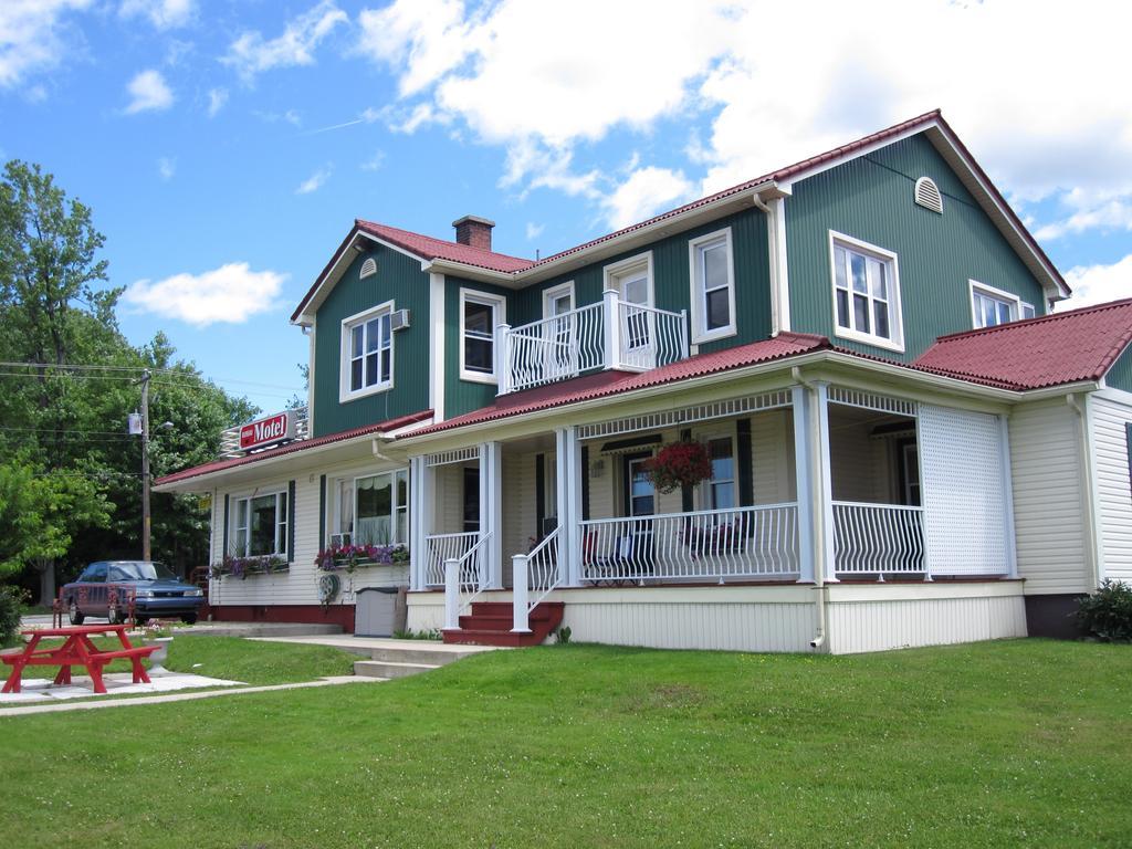 Motel Saint-Hilaire Мон-Сент-Илер Экстерьер фото