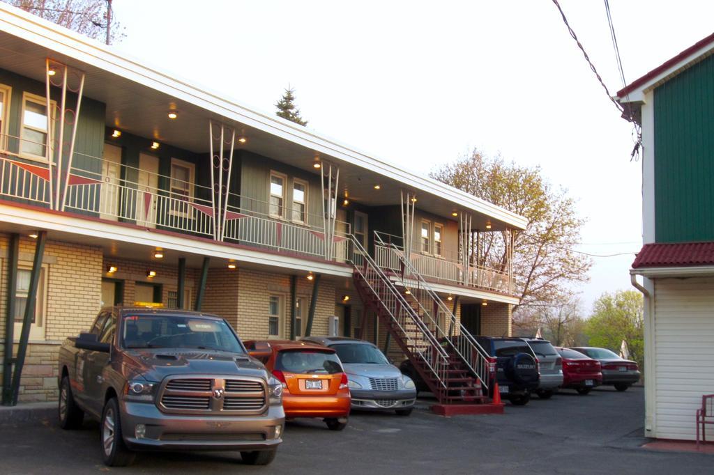 Motel Saint-Hilaire Мон-Сент-Илер Экстерьер фото